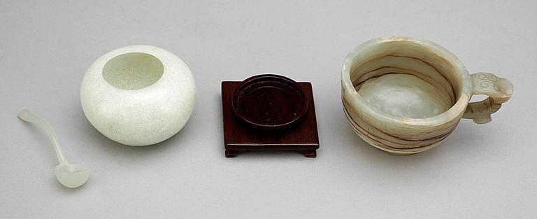 KOPP samt SKÅL med SLEV, nefrit, Kina, 1900-talets slut.