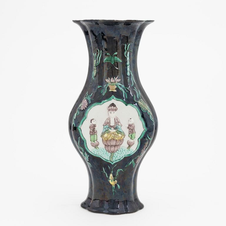 Vas, biskviporslin, famille noire med buddhistiskt motiv, Samson, sent 1800-tal.