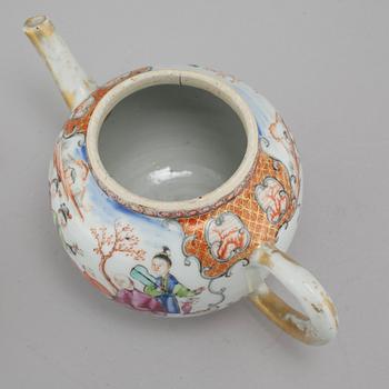 A 18th century chinese porcelian tea pot.