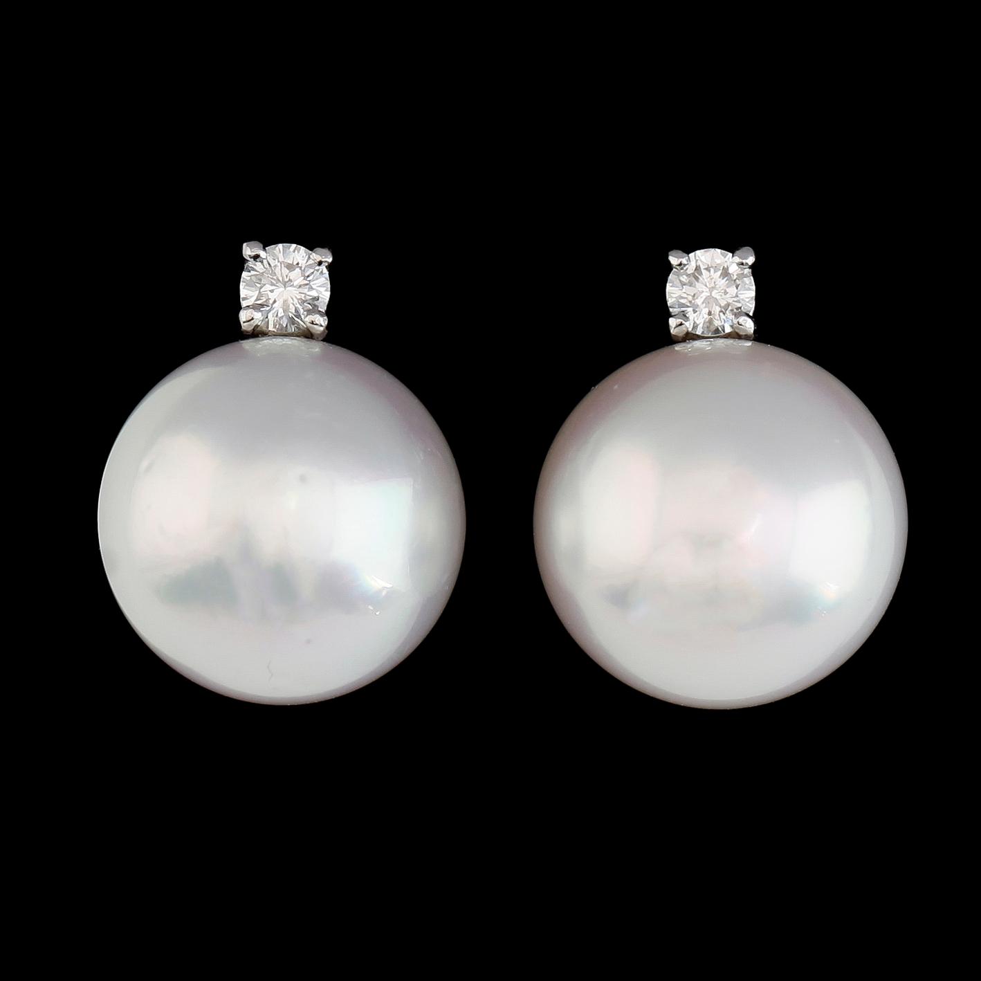 ÖRHÄNGEN, 18K vitguld, briljantslipade diamanter tot ca 0.40 ct, south sea-pärlor.