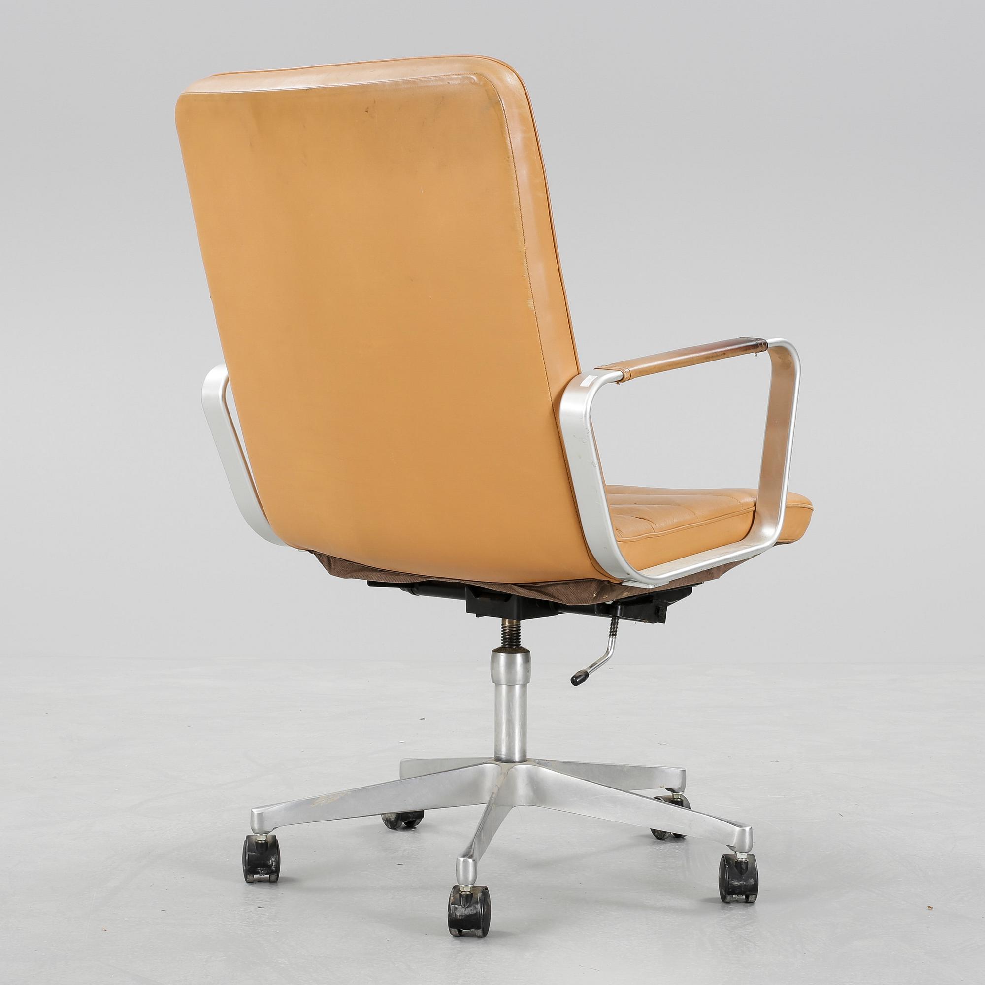 SKRIVBORDSSTOL, märkt RM, 1900-talets andra hälft.