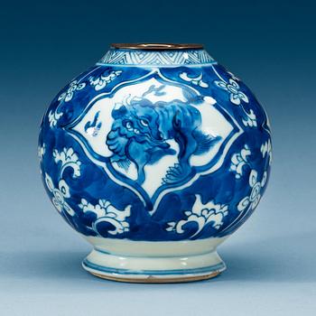 1901. A blue and white vase, Qing dynasty, Kangxi (1662-1722).