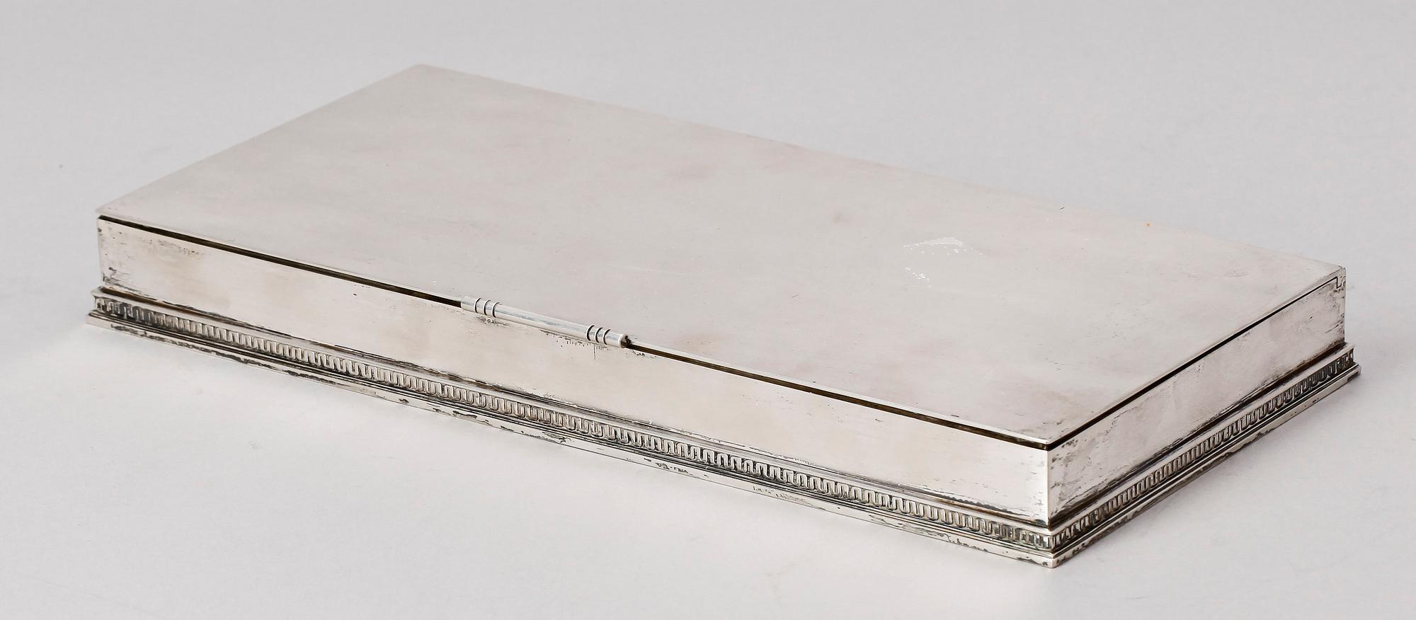 CIGGARETTSKRIN, silver, Atelje Borgila, Stockholm 1941. Totalvikt 780 g.