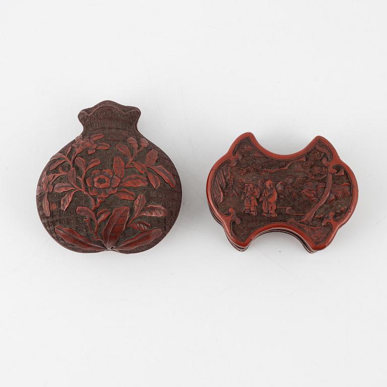 Askar med lock, två stycken, lack. Kina/Japan, 1900-talets början.