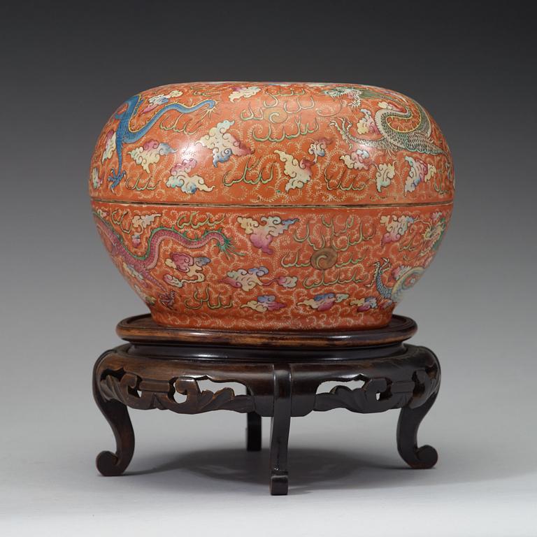 A large four clawed dragon box with cover, Qing dynasty with seal mark.