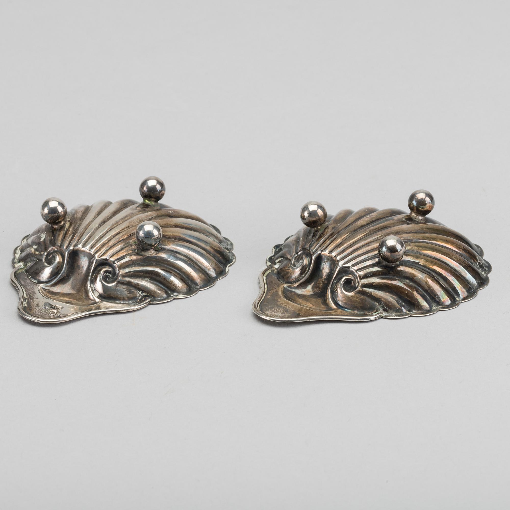 ALEXANDER CLARK & CO,  smörsnäckor ett par samt knivar ett par, silver tidigt 1900-tal i etui.