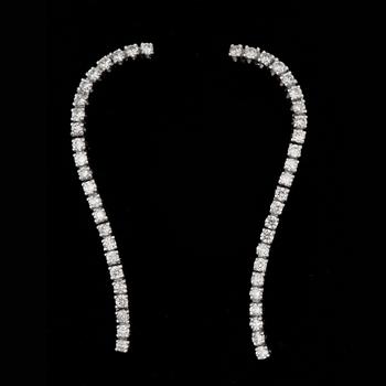 ÖRHÄNGEN, ett par, 18k vitguld med briljantslipade diamanter tot ca1,25ct. 2000-tal. Vikt 4,3g.