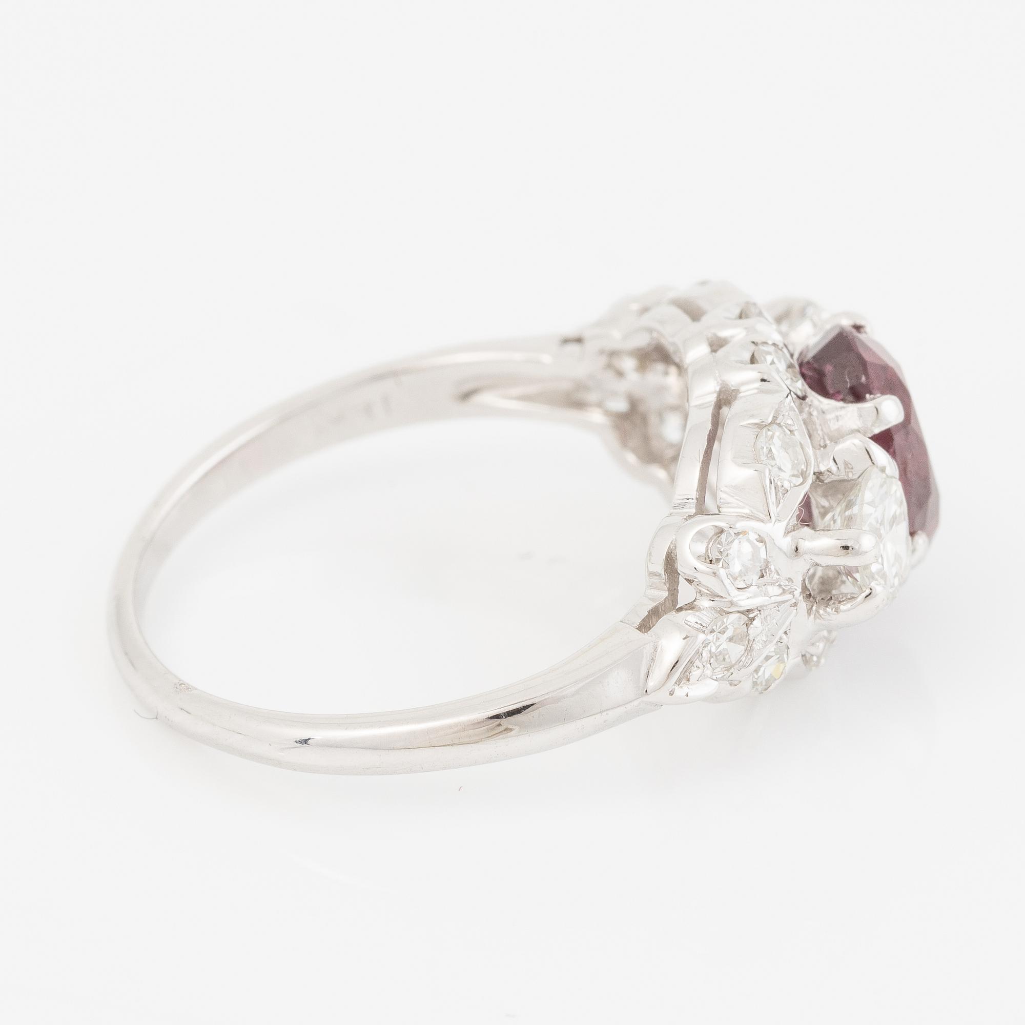 Ring 18K vitguld med en fasettslipad rubin.