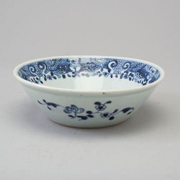 A blue and white export porcelain bowl, Qing dynasty, Qianlong (1736-95).