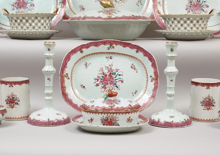 SERVIS, 56 delar, kompaniporslin. Qing dynastin, Qianlong (1736-95).