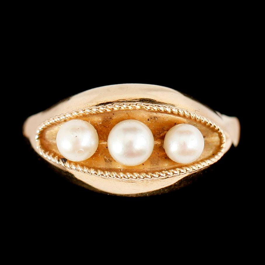 RING SAMT ÖRHÄNGEN, 1 par, 18 k guld, med odlade pärlor.