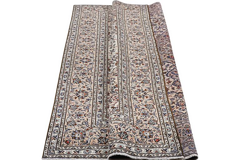 A carpet, Kashan, ca 353 x 243 cm.