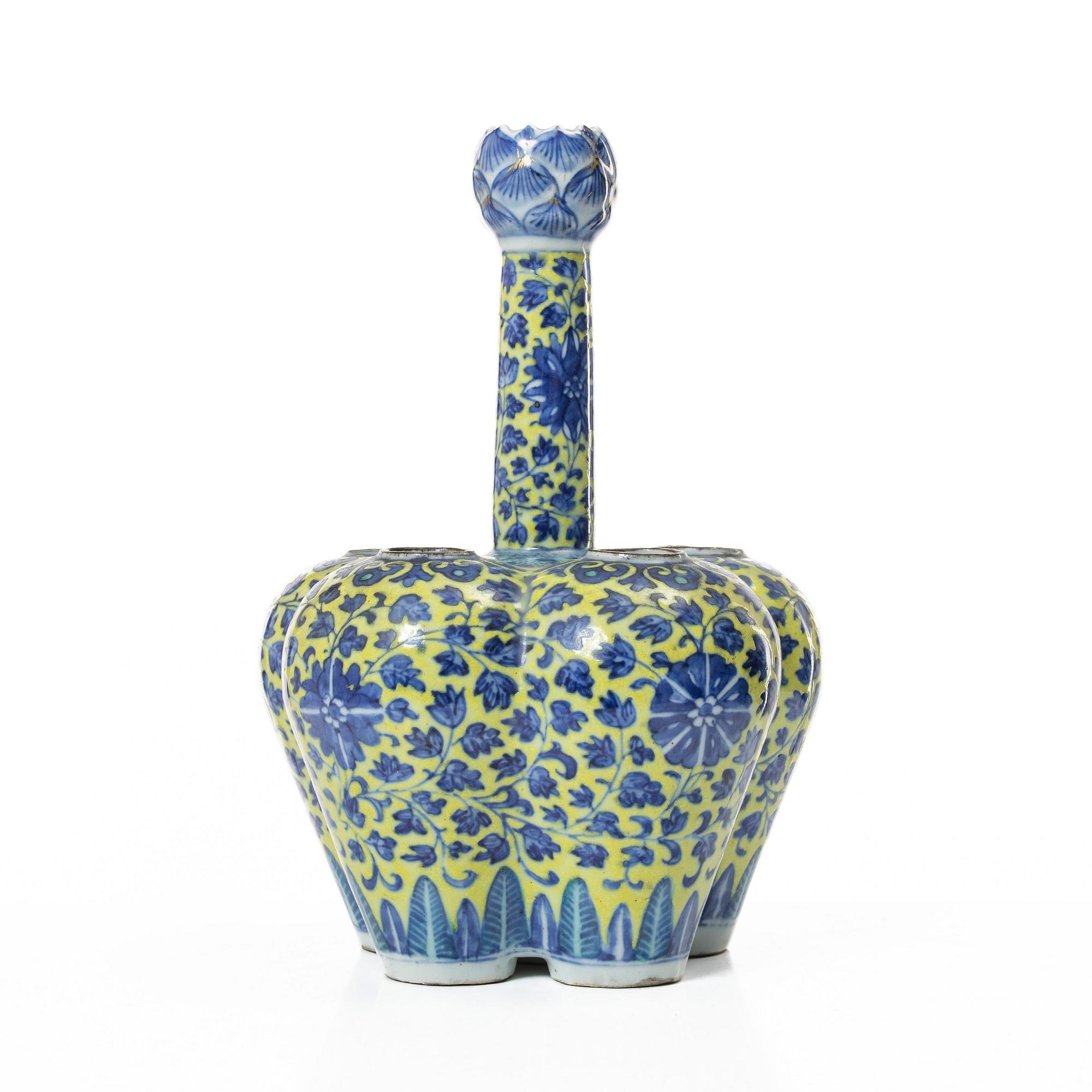 A Chinese blue and white 'clobbered' porcelain tulip vase, Qing dynasty, 19th century.