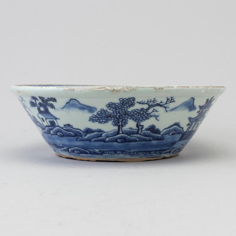 An 18th century porcelin bowl, Qianlong, China.