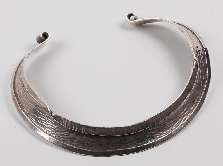HALSSMYCKE. Sterling silver. Claes E Giertta, Stockholm 1977.