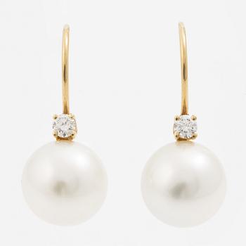 Earrings in 18K gold with white cultured South Sea pearls and brilliant-cut diamonds.