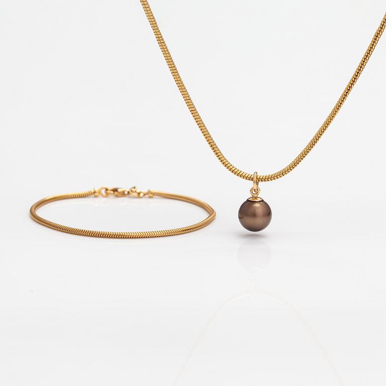 A 14K gold necklace and bracelet with a cultured pearl.