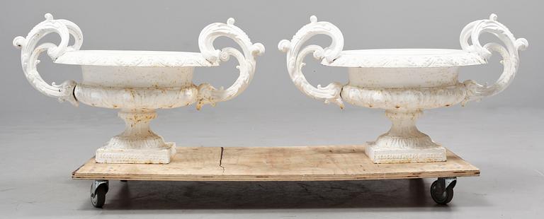 TRÄDGÅRDSURNOR, ett par, "No 3", Skoglund & Ohlsson Gefle, 1900-talets andra kvartal.