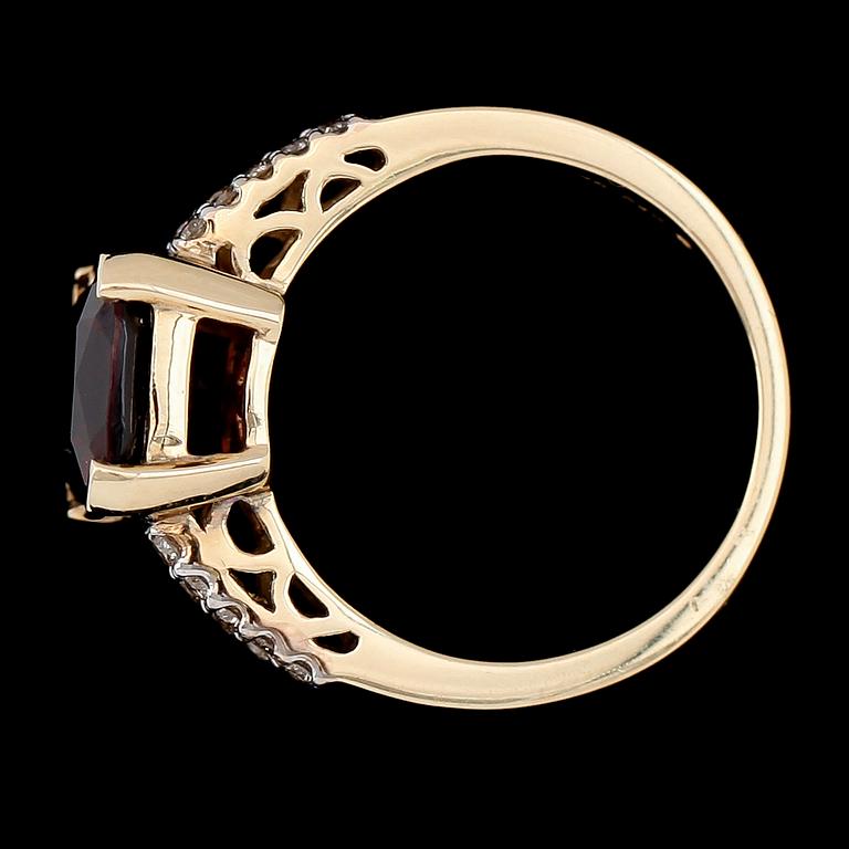 RING, 14K gult guld, diamanter 0.25 ct, granat ca 4.50 ct.