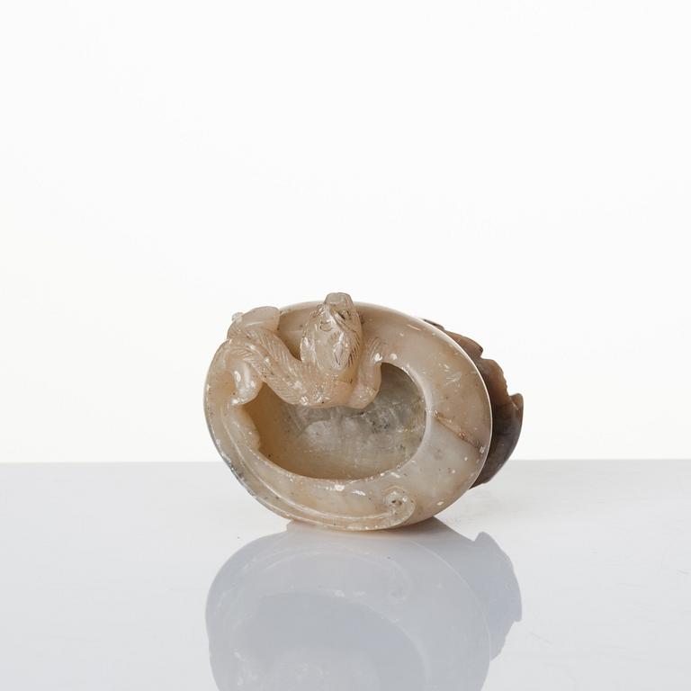 Penselbad soapstone, presentationsask för Hu Kaiwen med en målning signerad Lushu, sen Qingdynasti, 1900.