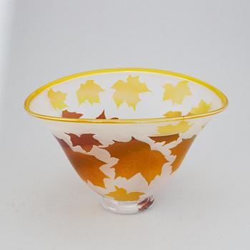 Swedish glass artist, a cameo glass bowl, unidentified signature, Sweden 1988, "unique" H/L.