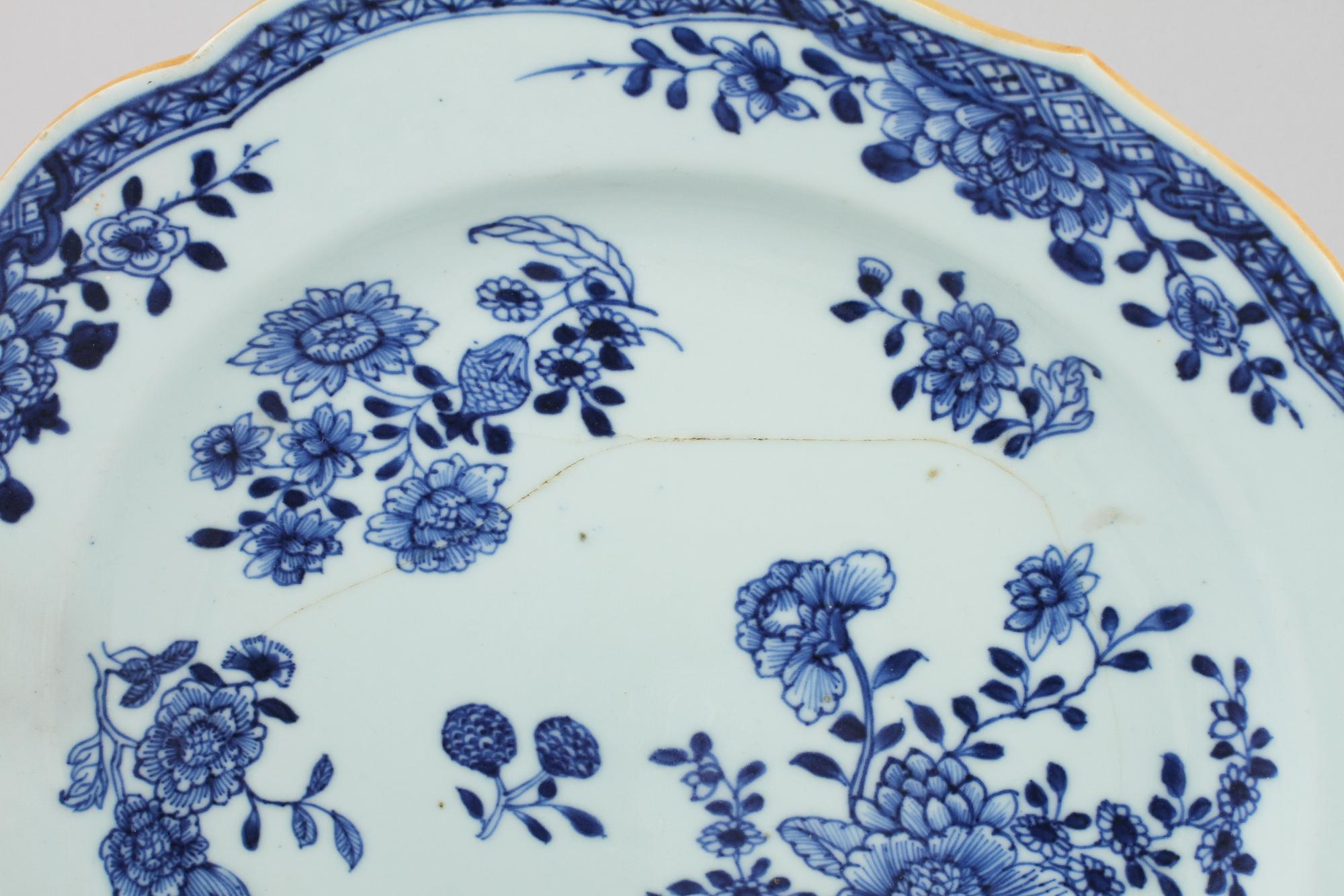 TALLRIKAR, 12 st, porslin, Kina, 1700- samt 1800-tal.