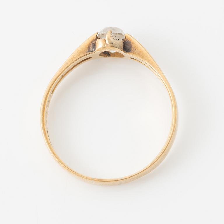 Ring 18K guld med en gammalslipad diamant.