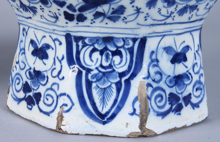 VASER, ett par, fajans, 1600/1700-tal.