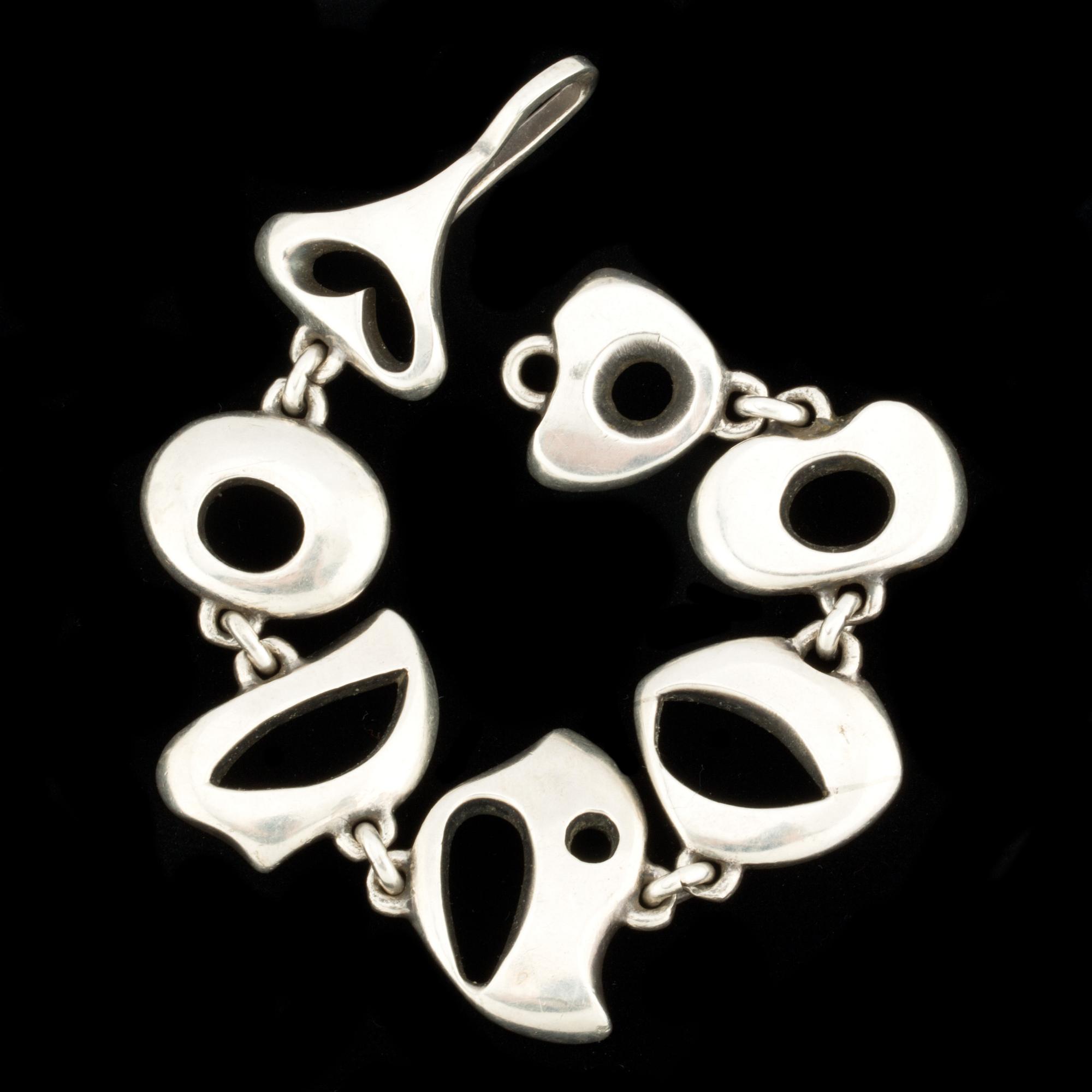 ARMBAND, 2st, silver, Sörlings Konsthantverk, Stockholm, 1972 respektive 1950. Totalvikt ca 115 g.