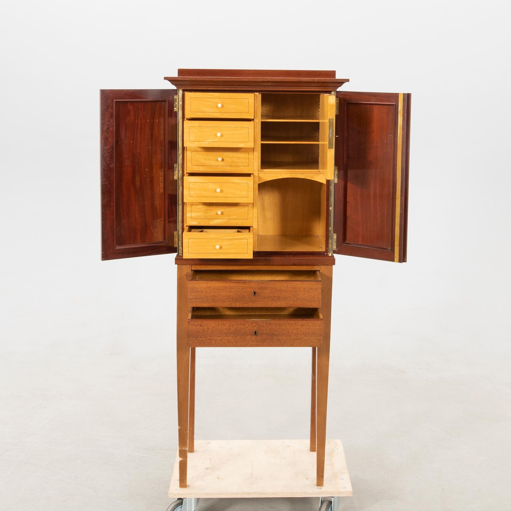 Cabinet, early 20th century.