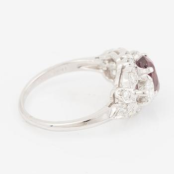 Ring 18K vitguld med en fasettslipad rubin.