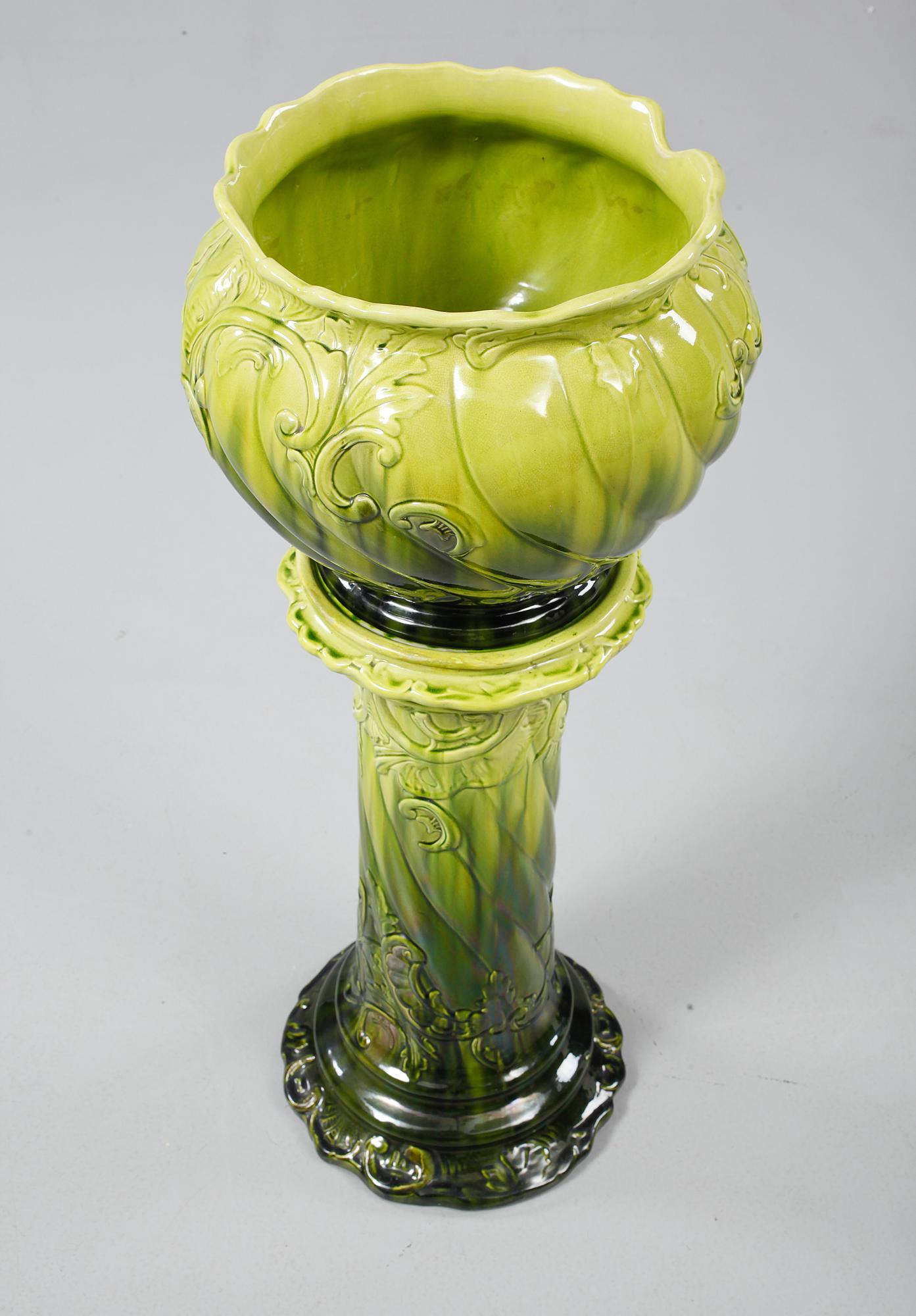 PIEDESTAL med YTTERFODER, majolika, 1900-talets första kvartal.