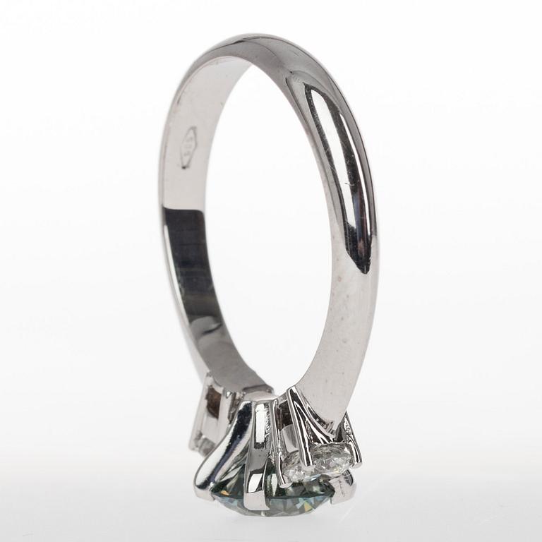 RING, vitguld 14K, briljantslipade diamanter. Mittsten 1,18 ct, 2 sidostenar tot. 0,42 ct. Vikt 3,7 g. Intyg.