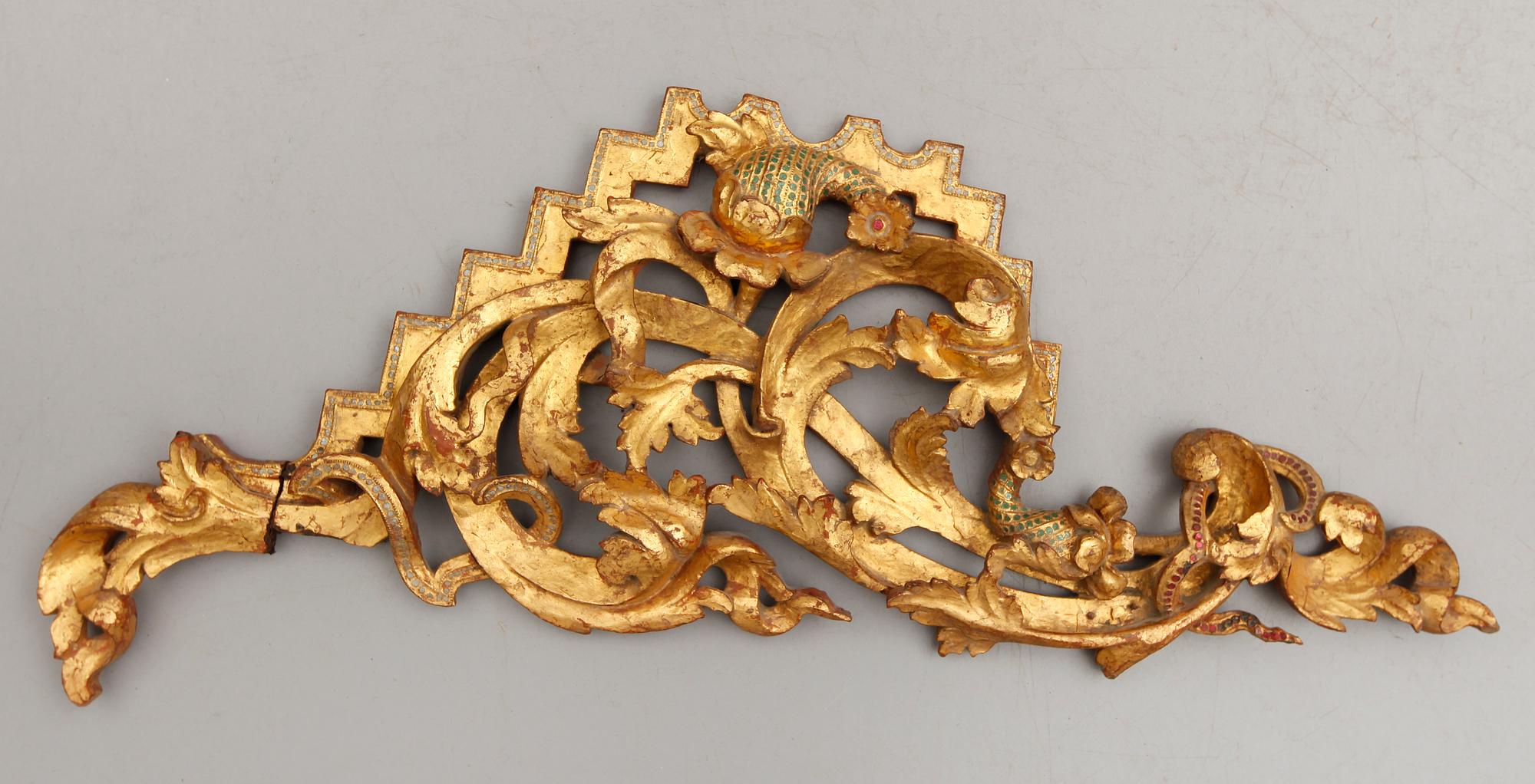 DEKORELEMENT/DÖRRÖVERSTYCKE, skuret trä, 1900-tal.