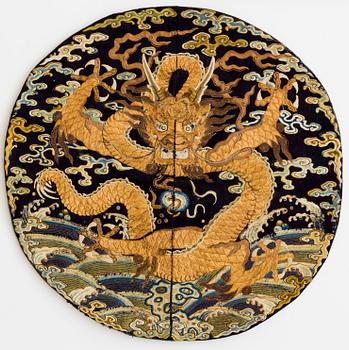Kejserlig insignia, broderat siden. Qingdynastin, 1700-talets mitt.