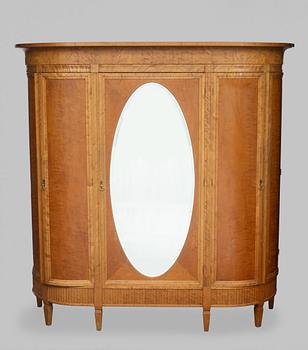 Klädskåp, gustaviansk stil, Nordiska Kompaniet, Ryssland 1913-17.