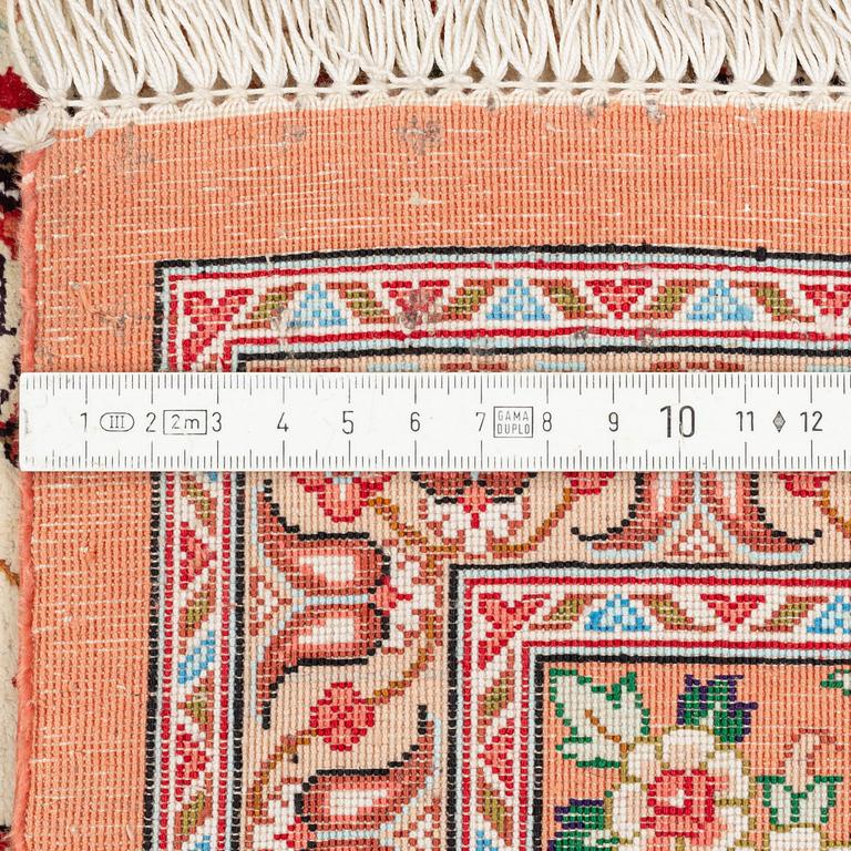 Matta, old silke Ghom, signerad ca 197 x 136 cm.