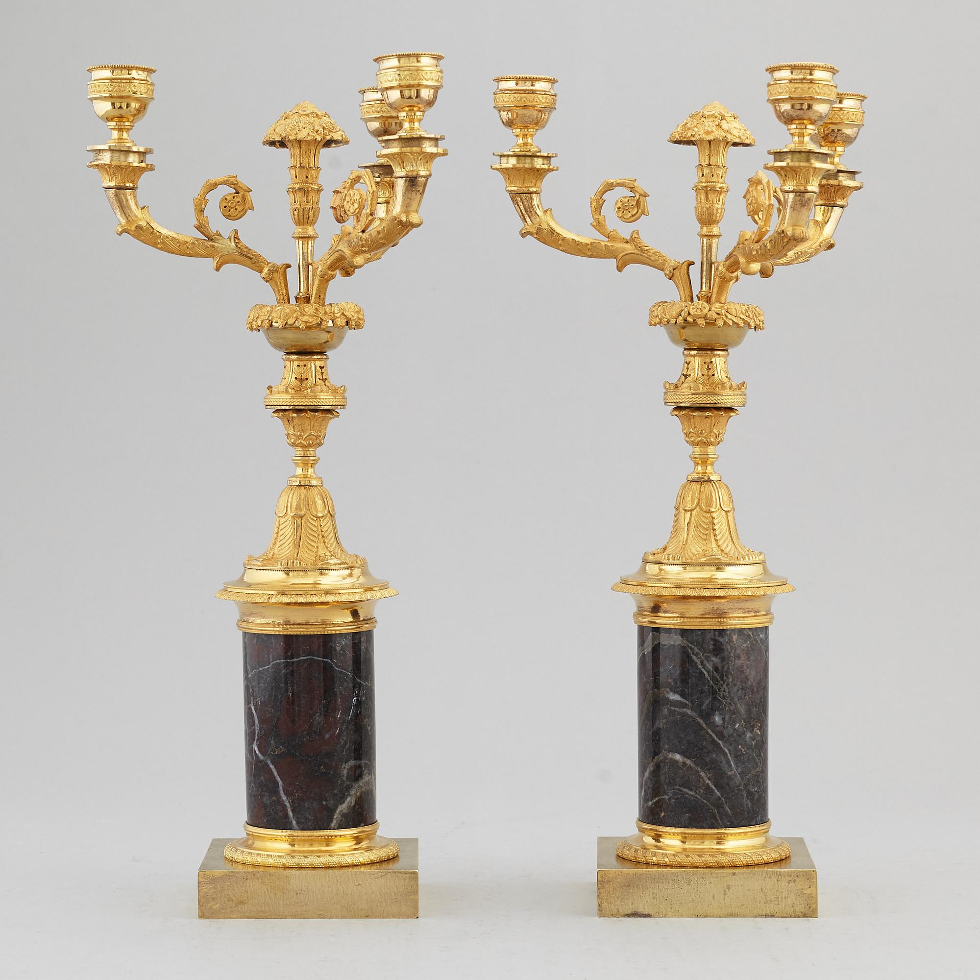 KANDELABRAR, ett par, förgylld brons och marmor, 1800-talets första hälft.