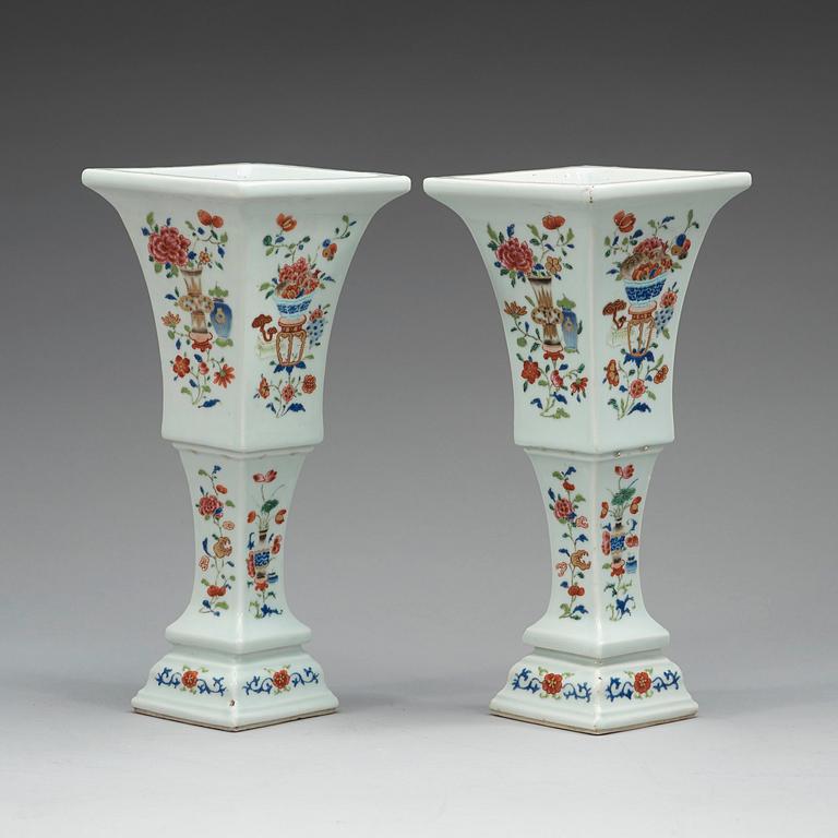 TEMPELVASER, ett par, porslin. Sen Qianlong / Jiaqing, omkring år 1800.