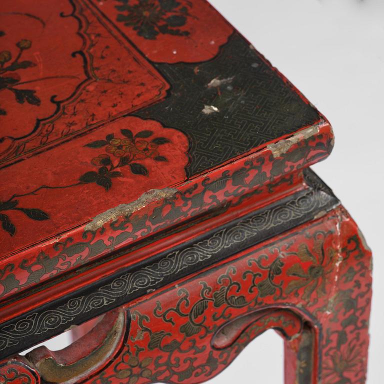 Altarbord, röd lack. Qingdynastin.