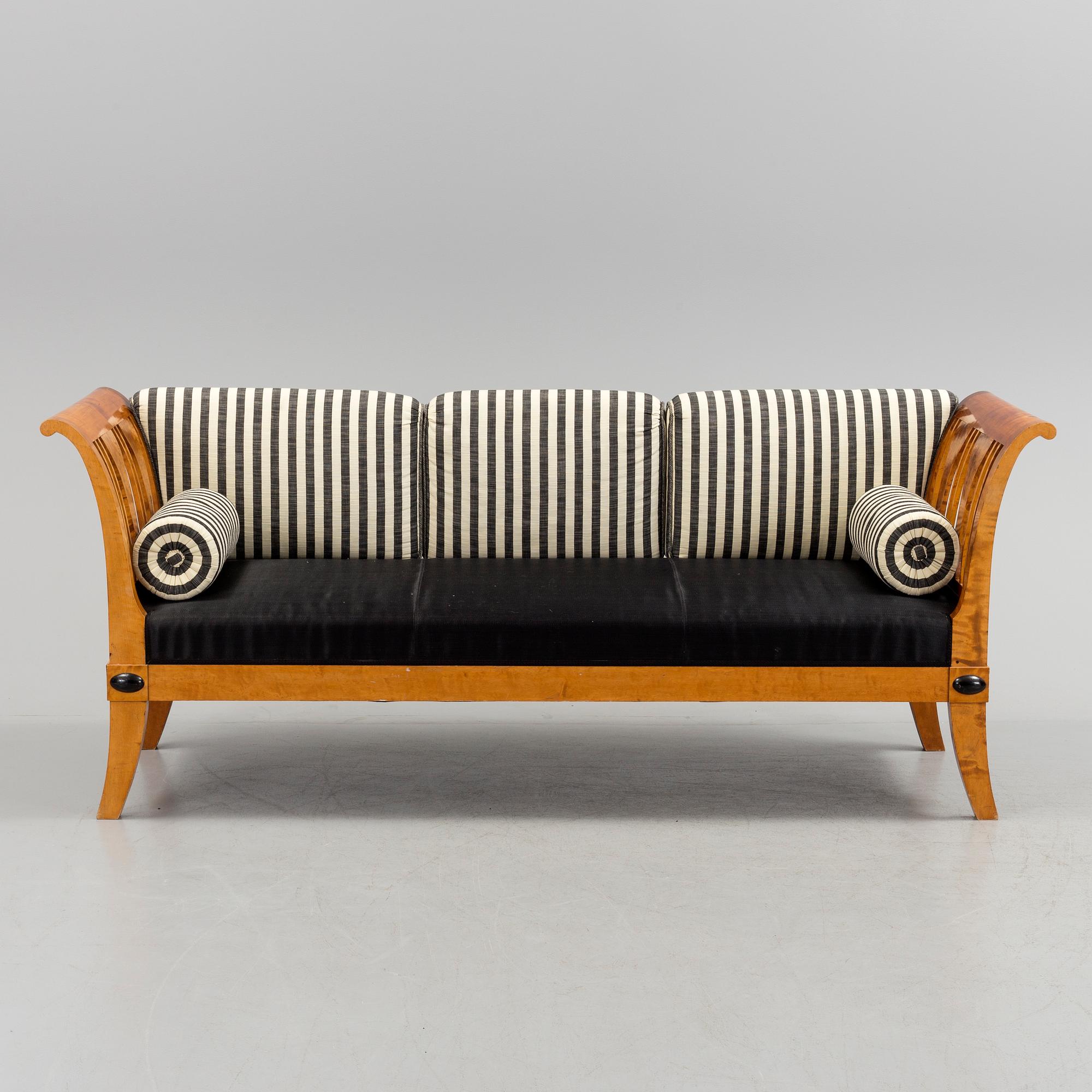 An early 20th century biedermeier-style chaise lounge.