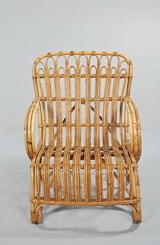 KORGFÅTÖLJER, ett par, samt BORD, omkring 1900-talets mitt.