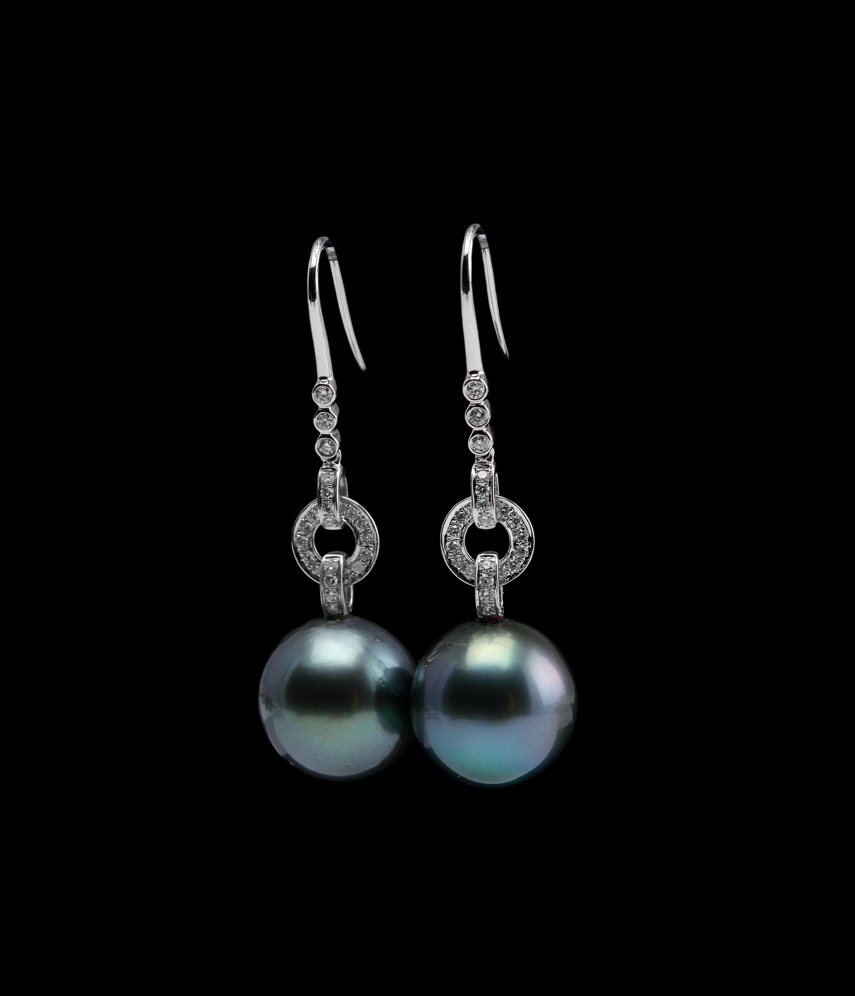 KORVAKORUT, Tahitinhelmiä 13 mm, briljanttihiottuja timantteja n. 0.25 ct. 18K valkokultaa. Paino 8,7 g.