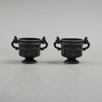 A pair of 20th century garden urns.