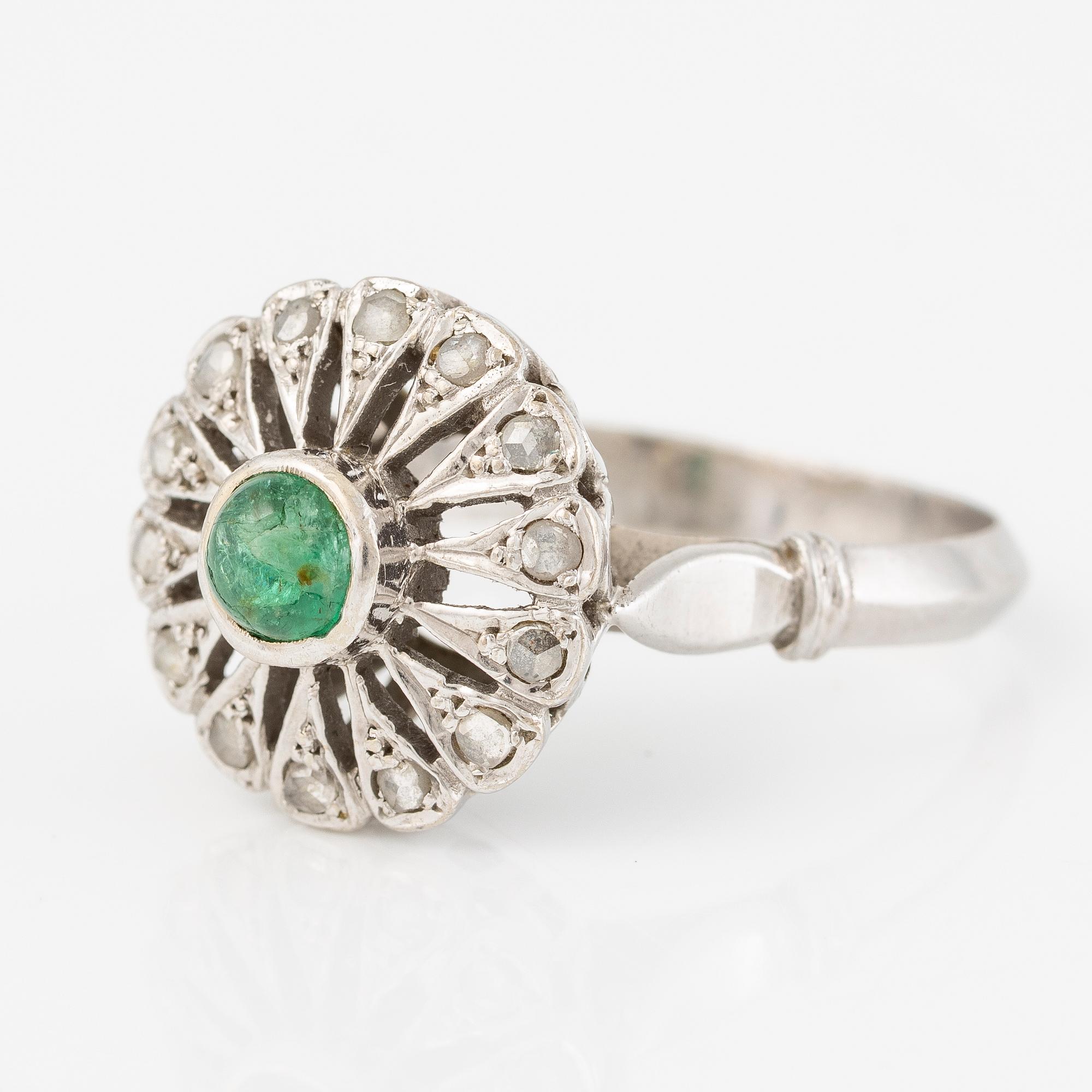 Ring 18 vitguld med en cabochonslipad smaragd och rosenslipade diamanter.