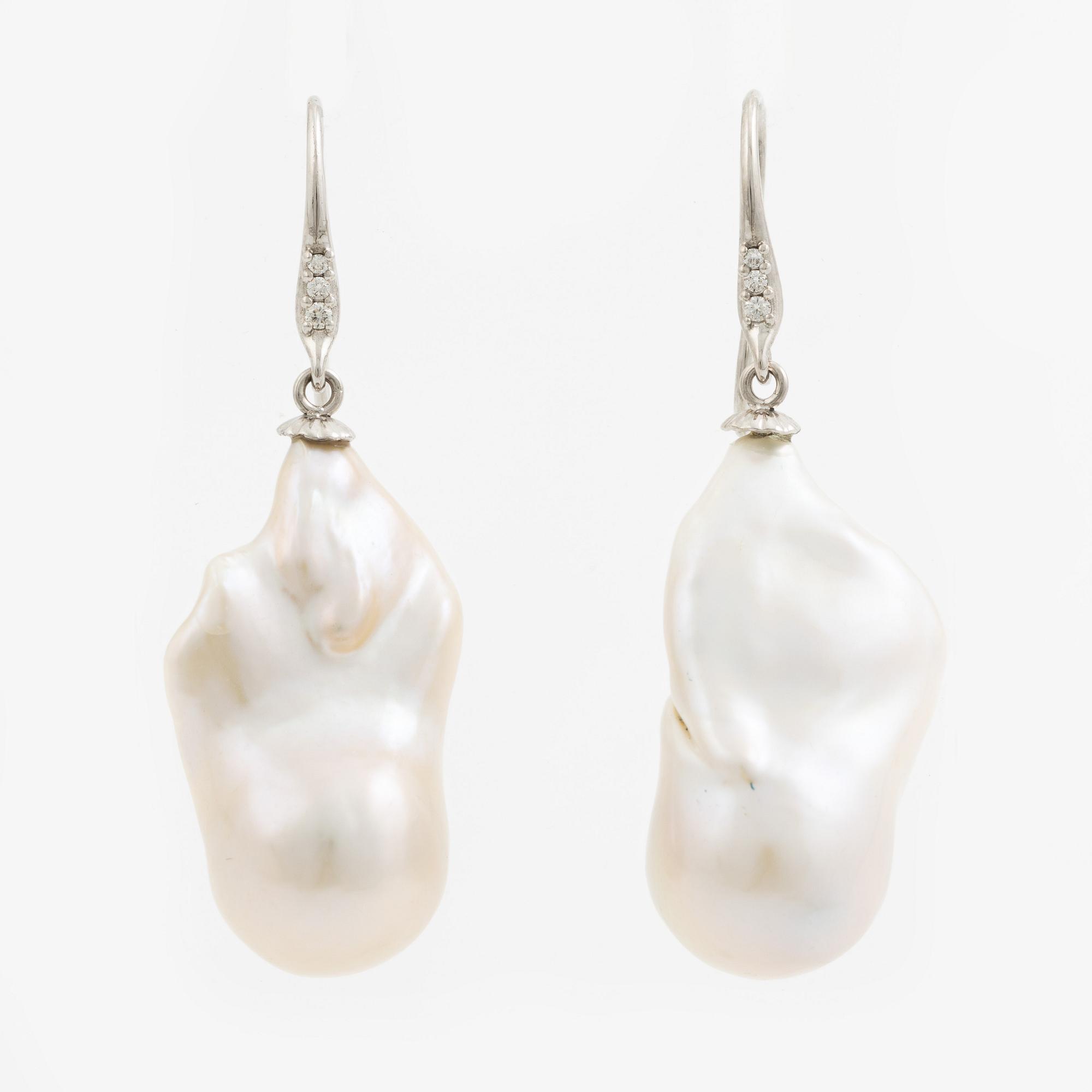 Earrings 18K white gold with cultured baroque freshwater pearls and brilliant-cut diamonds.