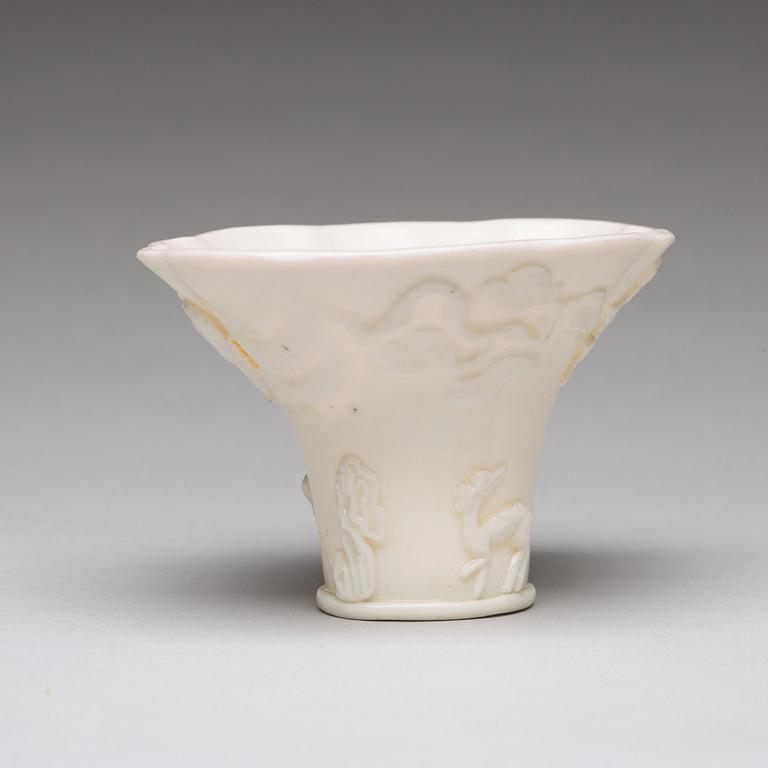 VINOFFERBÄGARE, blanc de chine. Qingdynastin, Kangxi (1662-1722).