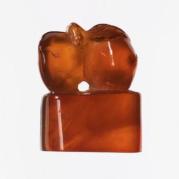 An amber carving in the shape of peaches, Qing dynasty (1644-1912).