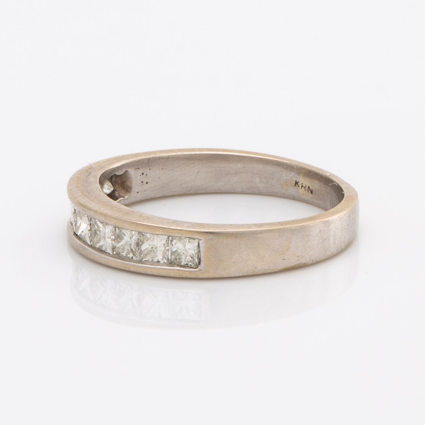 ALLIANSRING 14K vitguld m 9 princesslipade diamanter ca 0,65 ct, ca TW (F-G) VS/SI. God slipning.