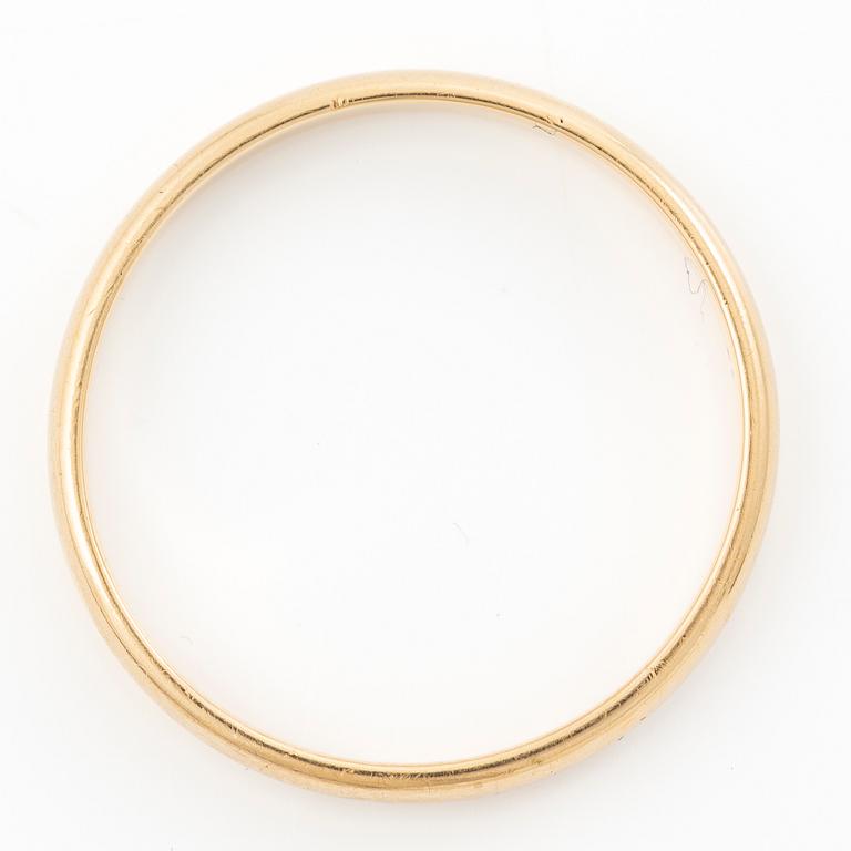 18K gold ring.